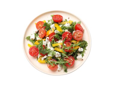 Beyaz üzerine izole edilmiş roka, peynir ve sebzeli leziz salata.