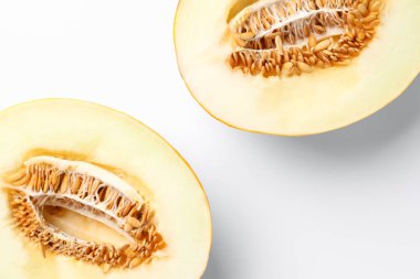 Beyaz arka planda taze kavun parçaları, üst manzara.