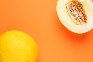 Turuncu arka planda taze kavunun tamamı düzdü.