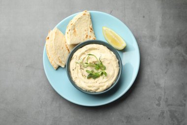 Kasede leziz humus, gri masada pide ve limon, üst manzara.