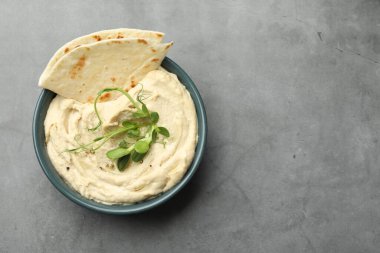 Kasede leziz humus ve gri masada pide, üst manzara. Metin için boşluk