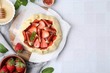 Çilek, incir, bal ve nane ile pişirilmemiş galet beyaz fayanslı masa, düz yatak. Metin için boşluk