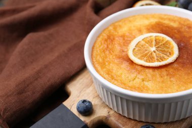 Ahşap masada servis edilen leziz irmikli pasta, yakın plan. Metin için boşluk