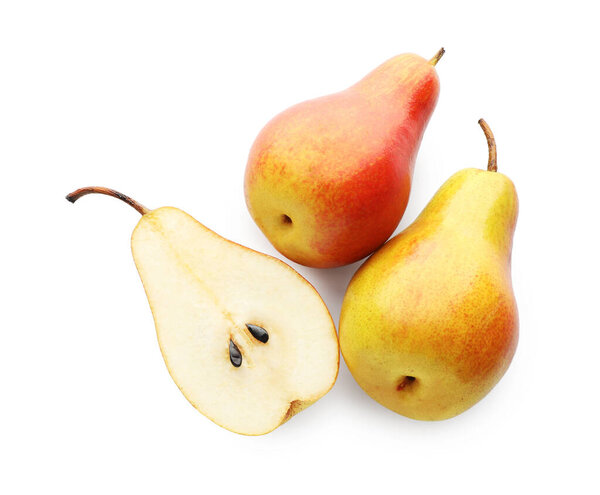 Целые и нарезанные спелые груши изолированы на белом, вид сверху