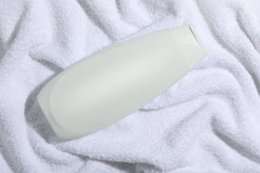 Şişede şampuan yumuşak havluyla, üst manzara