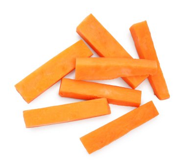 Çiğ patates parçaları beyaza izole edilmiş.