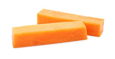 Beyaz üzerine izole edilmiş çiğ patates parçaları.