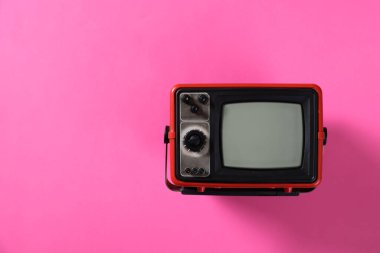 Pembe arka planda Retro TV seti, üst manzara. Metin için boşluk