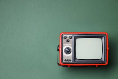 Yeşil arkaplandaki Retro TV seti, üst görüntü. Metin için boşluk