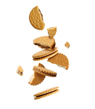 Beyaz arka planda nefis kırılmış sandviç kurabiyeleri.