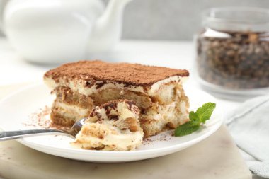 Masada lezzetli bir tiramisu var, yakın plan.