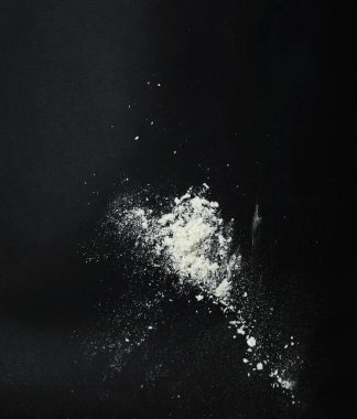 Siyah arkaplanda beyaz kar yağıyor