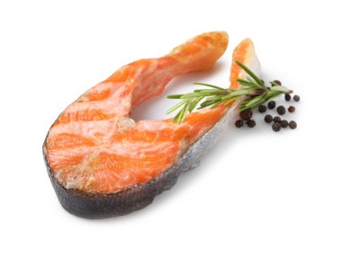 Izgara somon bifteği ve beyaz üzerine izole edilmiş baharatlar.