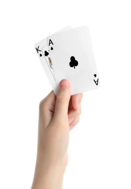 Poker oyunu. Beyaz arkaplanda kart tutan kadın, yakın plan