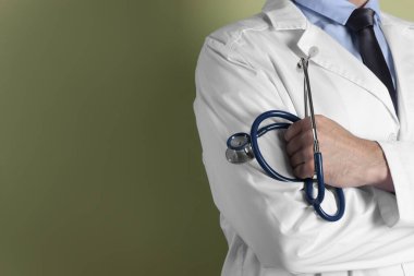 Zeytin arka planında steteskop olan doktor, yakın plan. Metin için boşluk