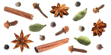 karanfil, tarçın, anason, kakule ve beyaz arka planda havada biber karışımı. Bir dizi aromatik baharat.
