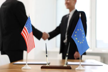 Diplomatlar kapalı alanda el sıkışıyor, ABD ve Avrupa Birliği bayraklarına odaklanıyor