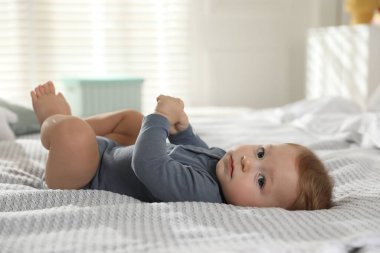 Evdeki yatakta tatlı bir bebek.