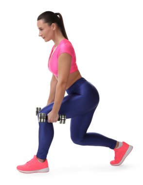 beyaz zemin üzerine dumbbells ile egzersiz kadın