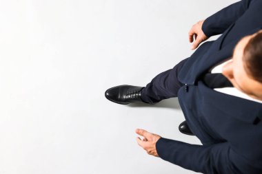 Açık gri arka planda yürüyen bir iş adamı. Metin için boşluk