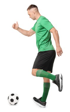 Beyaz arka planda futbol topuyla futbol oynayan adam
