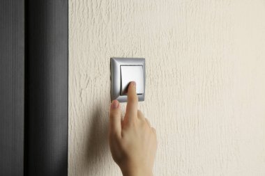 Işığı açan kadın, yakın görüntü