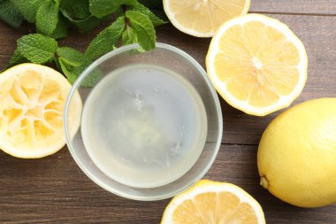 Kasede taze limon suyu, ahşap masada meyve ve nane, üst manzara.