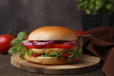 Ahşap masada nohut pirzolası ile nefis vegan burger.