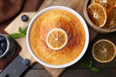 Tahta masada servis edilen leziz irmik yağı keki.