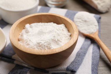 Tahta masadaki kabın içinde kabartma tozu, yakın plan