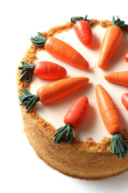 Beyaz üzerinde izole lezzetli doğal havuç kek