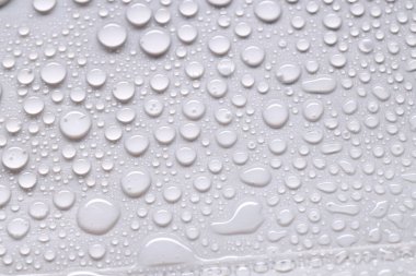 Açık gri arkaplanda su damlaları, üst görünüm