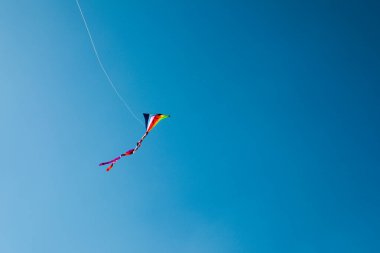 Mavi gökyüzünde uçan renkli bir uçurtma. Metin için boşluk
