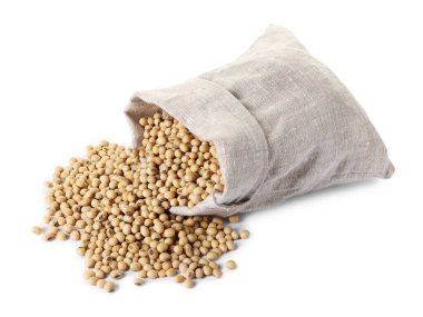 Çuvaldaki soya fasulyesi beyaza izole edilmiş.