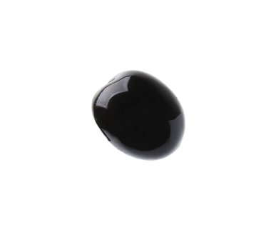 Tek bir siyah zeytin beyaz üzerine izole edilmiş.