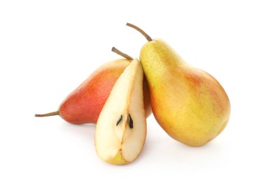 Tümü ve kesilmiş armutlar beyazda izole edilmiş.