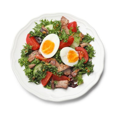 Lezzetli taze ton balığı salatası, beyaza izole edilmiş, üst manzara