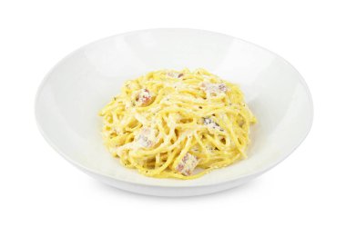 Lezzetli Carbonara makarnası beyaz kasede izole edilmiş.