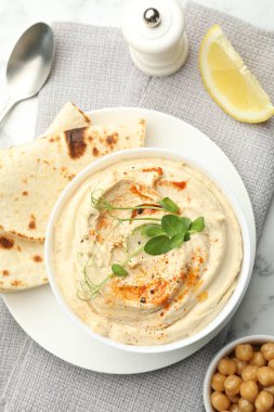Kırmızı biberli nefis humus, pide ve nohut.