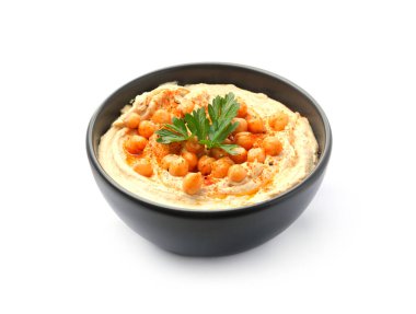 Maydanozlu enfes humus, kırmızı biber ve nohut kasede izole edilmiş beyaz.