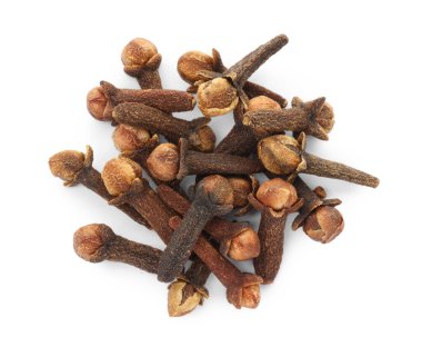 Beyaz arka planda kuru karanfil tomurcukları yığını, üst manzara. Aromatik baharat