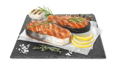 Beyaz üzerine baharatlı ızgara somon bifteği.