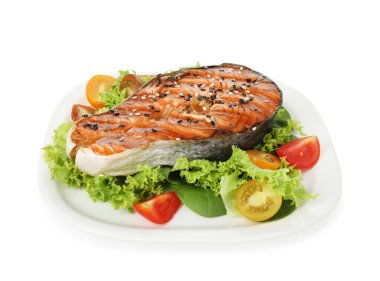 Lezzetli ızgara somon bifteği ve sebzeler.