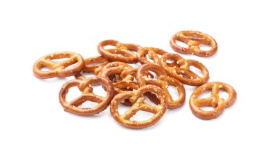 Bir sürü lezzetli kraker beyaz üzerine izole edilmiş.