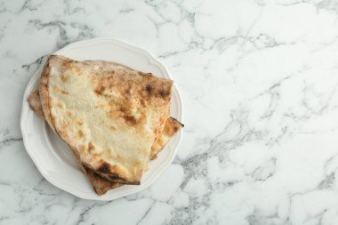 Beyaz mermer masada leziz calzone tabloları, üst manzara. Metin için boşluk