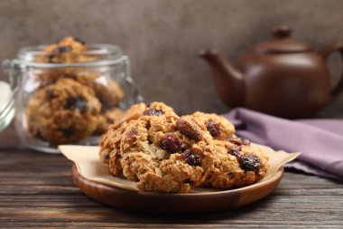 Tahta masada kuru üzümlü ve fındıklı lezzetli yulaf ezmeli kurabiyeler.