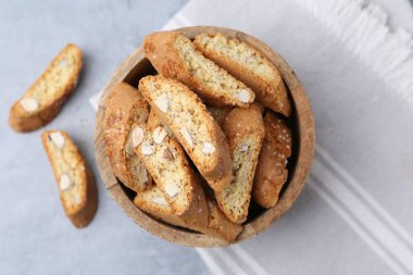 Geleneksel İtalyan badem bisküvileri (Cantucci) gri masada, en üstte.