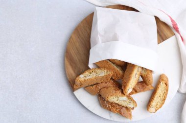 Geleneksel İtalyan bademli bisküvileri (Cantucci) ışık masasında, en üstte. Metin için boşluk