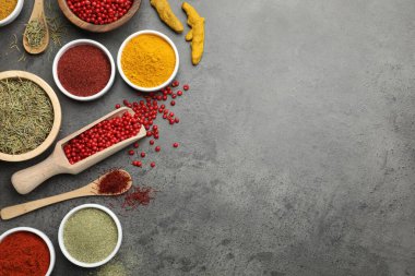 Gri masada farklı aromatik baharatlar var. Metin için boşluk