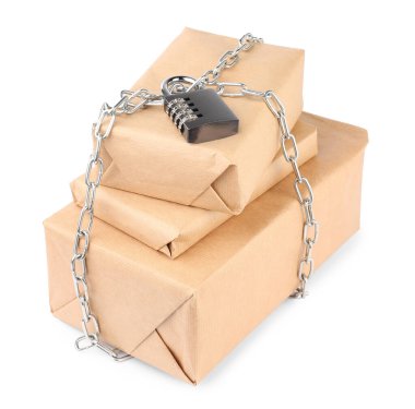 Zincirli ve asma kilitli paketler beyaza izole edildi